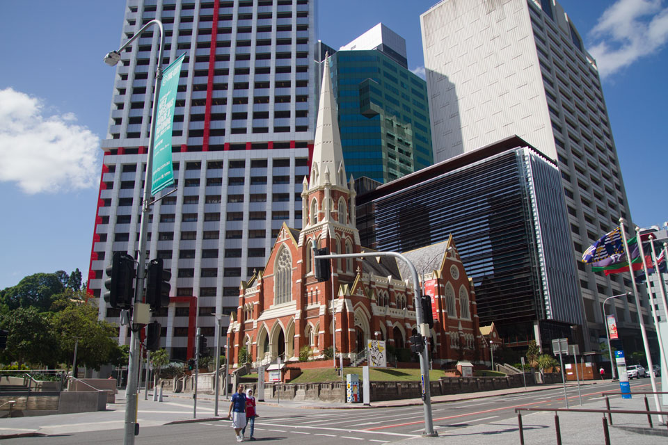 Iglesia entre edificios