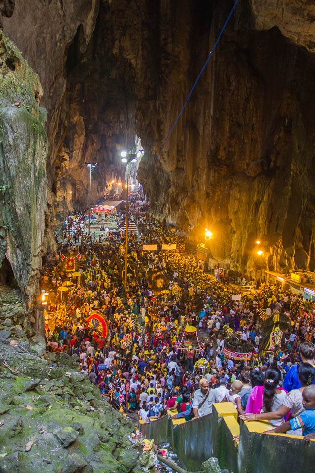 Miles de personas en la cueva.