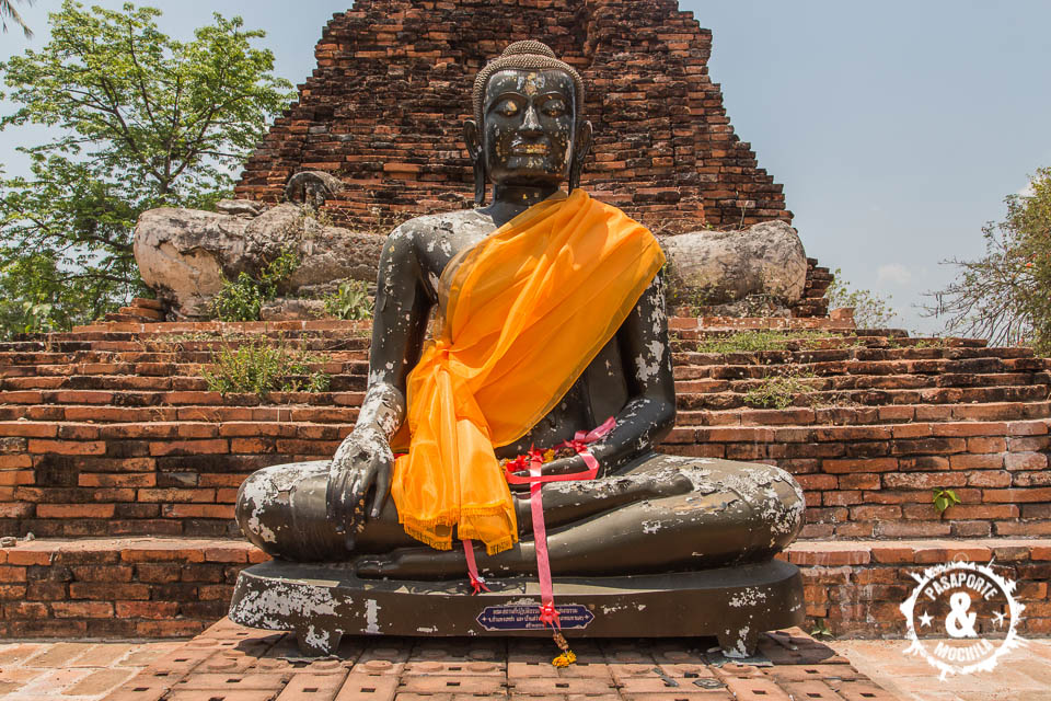 Buda en templo.