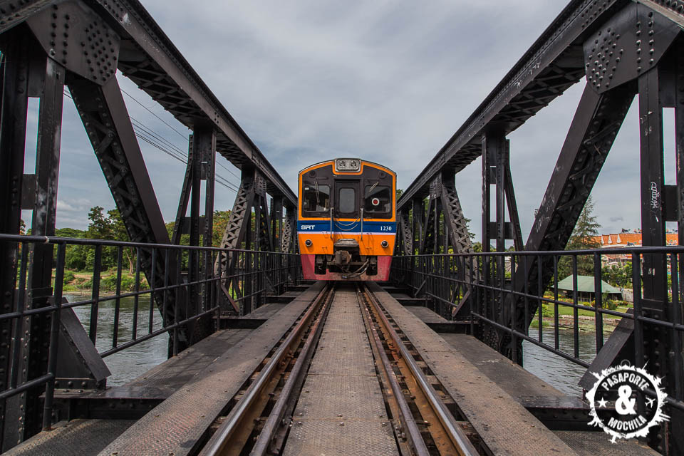 Tren turístico cruzando el puente